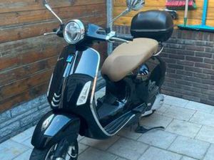 VESPA PRIMAVERA 125 MET WINDSCHERM — SCOOTERS | VESPA — MARKTPLAATS
