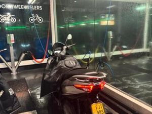 APRILIA SXR 50 (2023) MET BEENKLEED — SCOOTERS | APRILIA — MARKTPLAATS