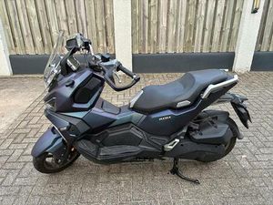 ② SYM ADX 125 MET OLIELEKKAGE