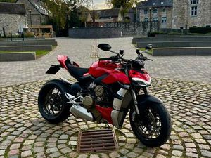 ② DUCATI STREETFIGHTER V4