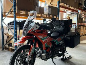KTM 890 ADVENTURE IM R-DESIGN MIT AKRAPOVIC & GIVI KOFFERN