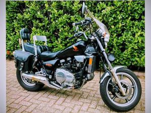 ② HONDA VF700C MAGNA , 1986