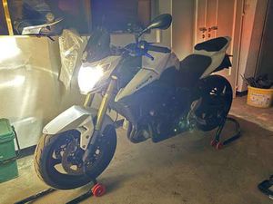 SUZUKI GSR 750 BIANCO