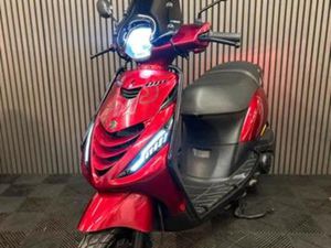 PIAGGIO ZIP 4T 3V BROM 2022 FULL OPTION CANDY RED — SCOOTERS | PIAGGIO — MARKTPLAATS