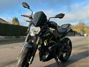 KAWASAKI Z125 – NOV. 2023 – 2 300 KM – ÉQUIPÉE