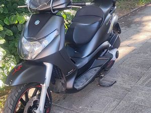 PIAGGIO BEVERLY IS 250 →