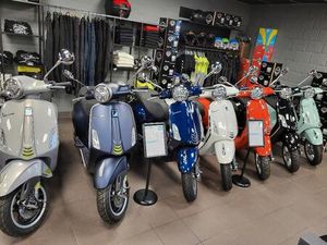 ② VESPA PRIMAVERA 125 CC