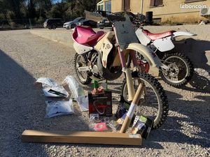 YAMAHA 250 YZ 1989 AVEC LOT DE PIÈCES NEUVES