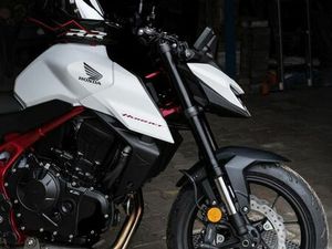 HONDA HORNET 750 332KM!! QUICKSHIFTER, TIEFERGELEGT