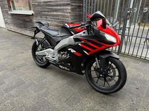 APRILIA RS 125 EURO 5 – NEUWERTIG – TÜV 10/2027 – 4.561 KM