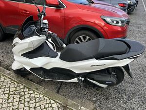 VENDO MOTO PCX COM BSIXA QUILOMETRAGEM E POUCO TEMPO DE USO QUINTA DO ANJO