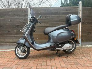 VESPA PRIMAVERA TOURING 125 MIT KOFFER - WIE NEU!
