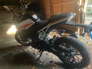 KTM DUKE 2022 - 1000KM, 1.HAND, TÜV BIS 2026