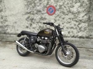 TRIUMPH THRUXTON 900