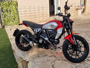 DUCATI SCRAMBLER 800 CON 2000 CHILOMETRI. PARI AL