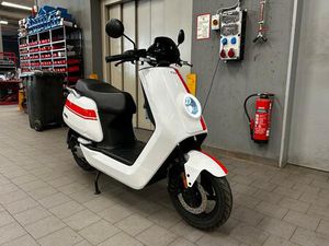 NIU N PRO E ROLLER 45 KM/H Ü. 100 KM REICHWEITE ERST 170 KM