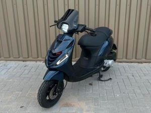 PIAGGIO ZIP 2021 BROM | FULL OPTION | NIEUWSTAAT — SCOOTERS | PIAGGIO — MARKTPLAATS