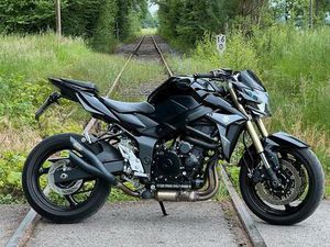 SUZUKI GSR 750
