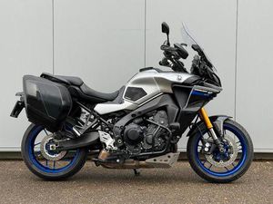 ② YAMAHA TRACER 9 GT AVEC QUICKSHIFTER ET SAC DE VOYAGE
