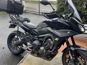 YAMAHA MT-09 TRACER / TRACER 900 – IDÉALE ROAD-TRIP – TRÈS BIEN ÉQUIPÉE