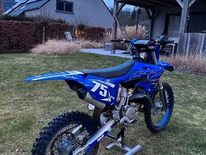 ② YAMAHA YZ 125