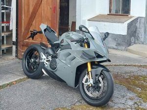 DUCATI PANIGALE V4S (AUDI QUANTUM GRAU, RENNTEILEN)