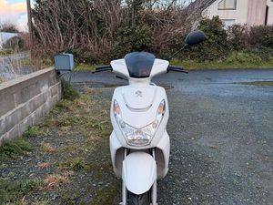 SCOOTER PEUGEOT KISBEE BLANC – TRÈS BON ÉTAT