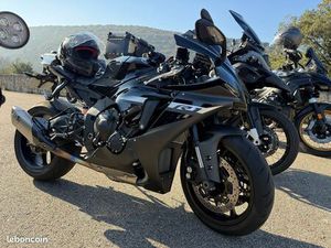 YAMAHA R1 FULL BLACK AKRAPOVIC