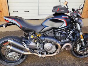 DUCATI MONSTER 821 STEALTH (UNTER 2000KM LAUFLEISTUNG)