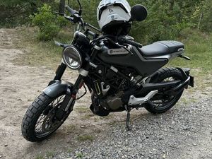 HUSQVARNA SVARTPILEN 125 GRÓJEC