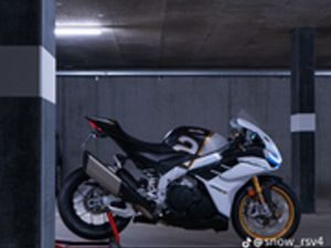 RSV4 1100 FACTORY GOLD EDITION