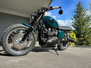 TRIUMPH BONNEVILLE 900 BLACK -VERGASERMODELL-FRISCH UMGEBAUT