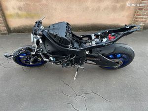 R1 2024 2600 KM PREMIERE MAIN