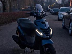 PIAGGIO ZIP BROM FULL OPTION | RDW GEKEURD | GROTE BEURT — SCOOTERS | PIAGGIO — MARKTPLAATS