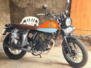 MOTO 125 CC MASH SEVENTY GULF, 1700 KM