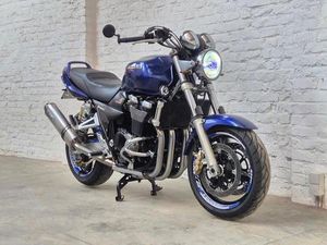 ② SUZUKI GSX 1400 GSX1400 « LA MOTO MUSCULAIRE » @MOTOMOBILIA