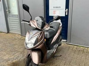 ZEER NETTE SYM SYMPHONY SR 50CC UIT 2017 — SCOOTERS | PEUGEOT — MARKTPLAATS