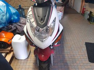 SCOOTER DANS L'ÉTAT À DÉBATTRE SUR PLACE