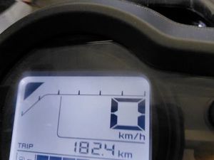 AVSCOOTER RAYZR YAMAHA 1900KMS ETAT NEUF CAUSE CHANGEMENT VÉHICULE PRIX 2100 EUROS VALEUR NEUVE 2499E
