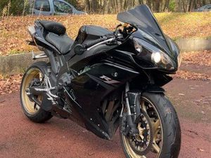 YAMAHA R1