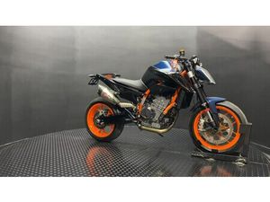 2023 KTM 890 DUKE R