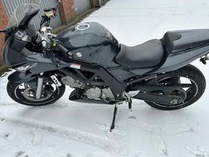 SUZUKI SV650S /WENIG KM / HU NEU/ IDEAL FÜR EINSTEIGER