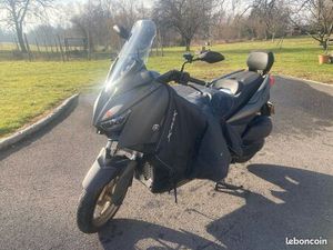 YAMAHA X-MAX 300 TECH MAX – AVRIL 2021 – ÉQUIPÉ – TRÈS BON ÉTAT