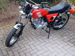 VEND MOTO 50 CC MACH FIFTY ANNÉE 2017 ÉTAT PROCHE NEUF 2600KM ,BOÎTE 4 VITESSE RIEN À PRÉVOIR IDÉAL COMME PREMIÈRE MOTO. CT OK VIERGE-1AN À REFAIRE POUR LA VENT