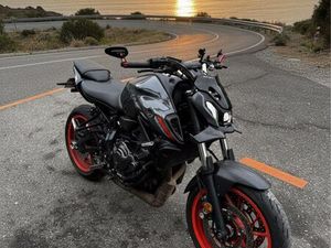 YAMAHA MT07 AKRAPOVIC
