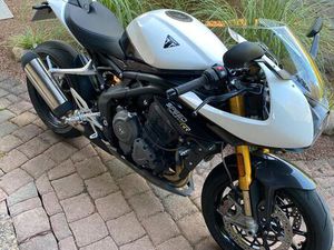 TRIUMPH SPEED TRIPLE 1200 RR – FRISCHER SERVICE & NEUE REIFEN