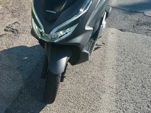 PCX COM UNS RISCOS MAS EM BOM ESTADO DE MOTOR CAMPOLIDE