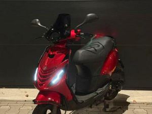 PIAGGIO ZIP 50CC 2016 CANDY RED GARANTIE — SCOOTERS | PIAGGIO — MARKTPLAATS