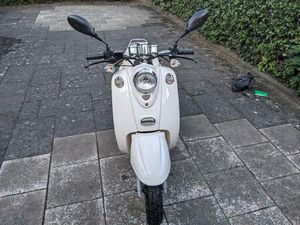 ZUVERLÄSSIGER MOTORROLLER IN CREMEWEIß/BEIGE ZU VERKAUFEN