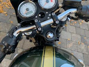 ② ARMOIRE D'EXPOSITION THRUXTON 900 EFI